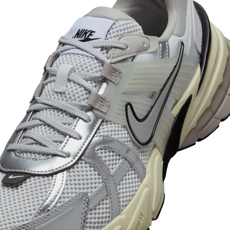Nike V2K Run (Summit White/Metallic Silver)