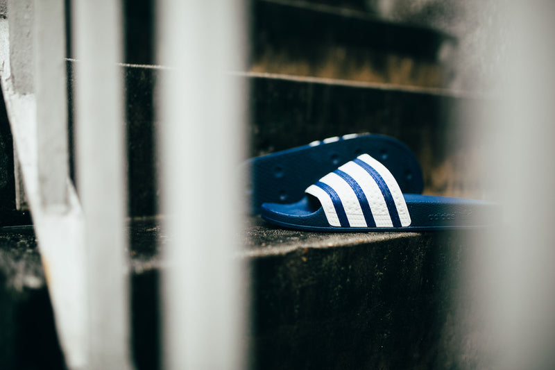 Rock Blue/White) – City Adidas Adilette Kicks (Adidas
