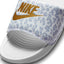 WMNS Nike Victori One Slide Print (White/Metallic Gold-Wolf Grey)