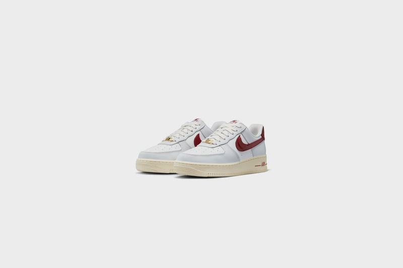 WMNS Nike Air Force 1 ‘07 SE (Photon Dust/Team Red)